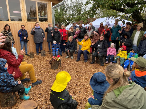 Die Kinder führten das Bewegungsspiel zum Mitmachen auf: „Hallo, ich bin der Hannes und ich arbeite in einer Knopffabrik“